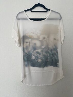 White Scoop-Neck Short Sleeve Tee with Daisy Photo Print